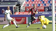 Mattias Svanberg z Boloni stílí gól v utkání italské ligy proti Sassuolu.