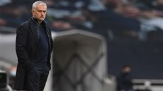 Trenér Tottenhamu José Mourinho sleduje utkání s West Hamem.