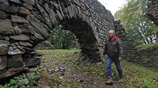 Výtvarník a restaurátor Tomá Skalík prochází troskami hradu Viktejn na...