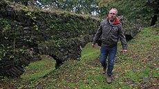 Výtvarník a restaurátor Tomá� Skalík prochází troskami hradu Vik�tejn na...
