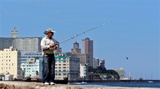 Kubánec s roukou rybaí v Havan. (5. íjna 2020)