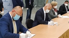 Jan Barto�ek, Martin Kuba, Ivana Stráská a Pavel Hroch (zleva) podepisují...