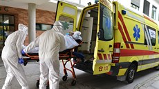Zdravotníci na Klinice infekních chorob Fakultní nemocnice Brno peují o...
