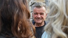 Roman Kraus oslavuje se tábem vítzství druhého kola senátních voleb....