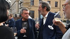 Roman Kraus oslavuje se tábem vítzství druhého kola senátních voleb....