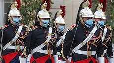 Francouzská Republikánská garda v roukách. (19. íjna 2020)