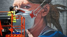 Umlec dokonující graffiti zdravotní sestry v anglickém Manchesteru. (18....