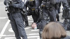 Policie na Staroměstském náměstí použila obrněný transportér, slzný plyn i...