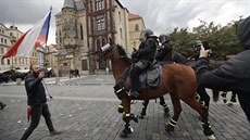 Policie na Staromstském námstí pouila obrnný transportér, slzný plyn i...