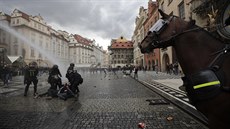 Policisté opakovan vyzývají vechny, aby opustili praské Staromstské...