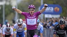 POČTVRTÉ. Arnaud Démare se raduje z dalšího triumfu, vyhrál i 11. etapu...
