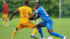 Liberecký stoper Mohamed Tijani (vpravo) bojuje v p�ípravném utkání s Duklou.