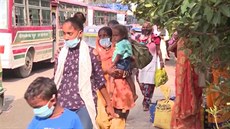 Indický venkov nedodruje pravidla, koronavirus se rychle íí