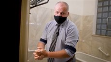 Prymula z umývárny ministerstva: �Myjte si ruce a noste rou�ku.�