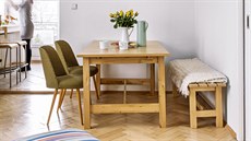 Masivní jídelní stůl a lavice jsou z IKEA, originální a nově očalouněná retro...