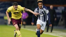 Callum Robinson (vpravo) z Burnley's v souboji s Kevinem Longem z West Bromwich.