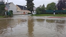 Potok Olenice zaplavil ást Brodku u Perova, voda natekla zhruba do dvou...