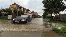 Voda z potoku Olešnice zaplavila část Brodku u Přerova. Zasaženy byly více než...