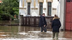 Voda z potoku Olenice zaplavila ást Brodku u Perova. Zasaeny byly více ne...