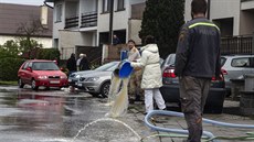 Voda z potoka Ole�nice zaplavila �ást Brodku u P�erova. Zasa�eny byly více ne�...