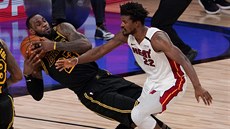 LeBron James z LA Lakers padá po souboji s Jimmym Butlerem z Miami.