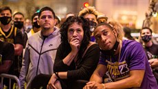 Fandové a fanynky Los Angeles Lakers se v pátek veer