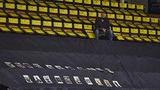 Prázdná tribuna bhem zápasu Dín - USK Praha