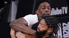 Bam Adebayo (nahoe) z Miami a Anthony Davis z LA Lakers se petahují o mí.