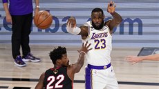 LeBron James (23) z LA Lakers pihrává pes Jimmyho Butlera (22) z Miami.