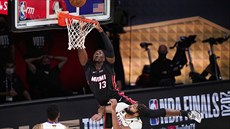 Bam Adebayo (13) z Miami pi nepovedené smei pes Anthonyho Davise z LA Lakers.