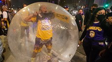 Jeden z fand Los Angeles Lakers oslavuje titul z NBA v bublin.