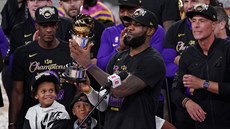 LeBron James z LA Lakers s cenou Billa Russella pro nejuitenjího hráe...