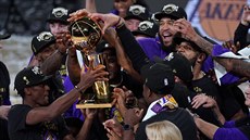 Basketbalisté Los Angeles Lakers oslavují titul s vítznou trofejí.