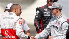 Lewis Hamilton (vlevo) a Michael Schumacher na společném snímku z roku 2010