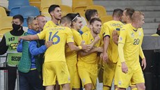 Ukrajin�tí fotbalisté se radují z gólu.