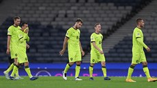 �e�tí fotbalisté odcházejí zklaman� do kabiny po porá�ce ve Skotsku.