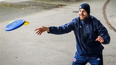 Budějovický brankář Jan Strmeň piluje v covidové době postřeh s frisbee.