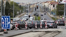 Kolony se vytvá�ejí v �ir�ím centru Plzn� p�i rekonstrukci vozovky na d�le�ité...