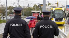 Policisté v Plzni kontrolují dodrování vládního naízení o povinnosti nosit...