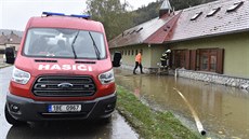 Po vydatných detích voda zaplavila správní budovu Sloupsko-ovských jeskyní...
