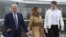 Donald Trump, Melania Trumpová a Barron Trump (Morristown, 16. srpna 2020)