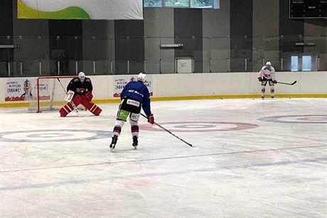 Pardubití hokejisté na tréninku v Polsku. Poradit si museli i s curlingovými...