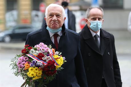 Bývalý prezident Václav Klaus s kyticí, kterou ploil u Obecního domu. (28....