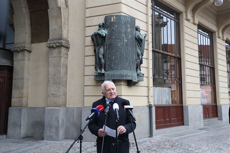 Bývalý prezident Václav Klaus u Obecního domu bhem projevu (28. íjna 2020)
