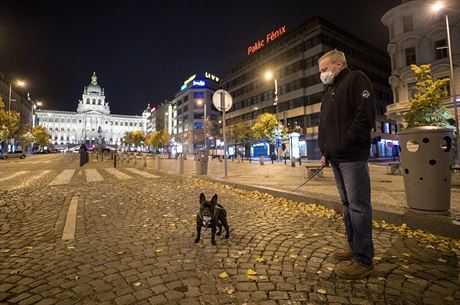 Václavské námstí bylo ve stedu veer prázdné. Jen jeden mu venil psa.