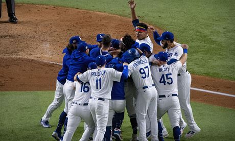 Baseballisté  Los Angeles Dodgers se radují z triumfu ve Svtové sérii.