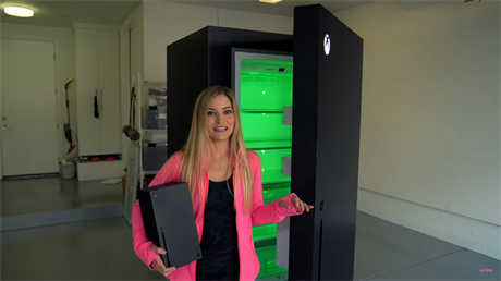 Youtuberka iJustine s lednikou ve tvaru Xboxu