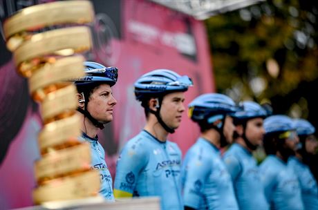 Závodníci ze stáje Astana pro Giro