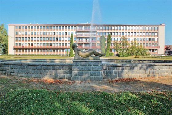 Budova ostrovské nemocnice pohledem z parku.