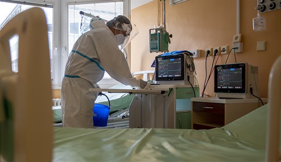 Oddlení v oblastní nemocnici v Náchod, kde léí pacienty s nemocí covid-19...